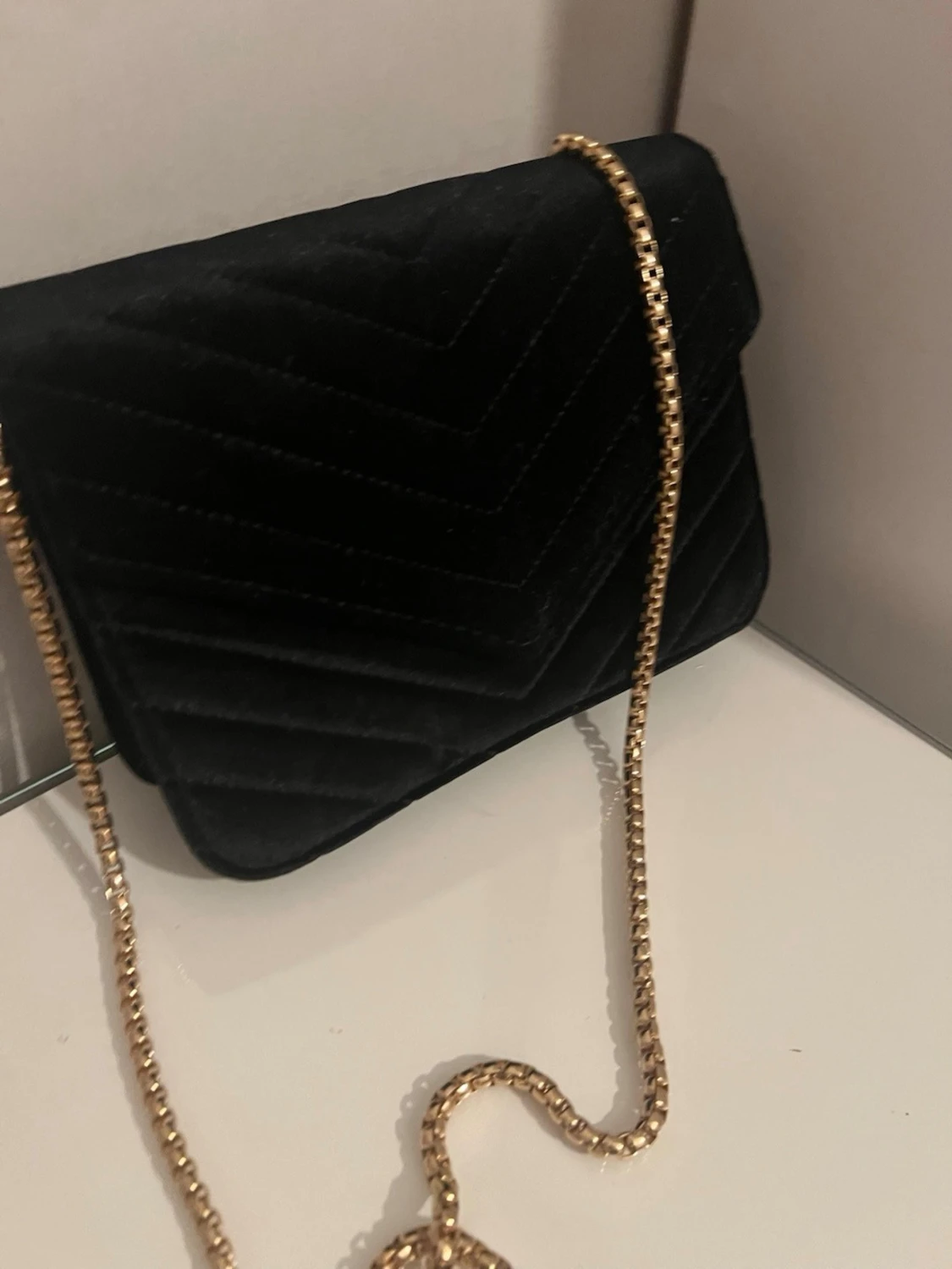 Svart quiltad kuvertväska med kedja - 1