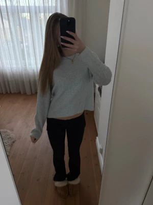 Ljusblå ribbstickad tröja - Säljer denna supermysiga och gulliga ljusblå stickade tröjan med ribbad struktur och rund hals. Tröjan har kommit till användning ett par gånger, men inga skador eller defekter finns! 😊