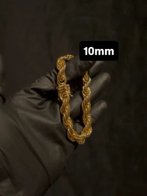 Cordell Armband 14K Guldplätering Kistlås 10mm - Exklusiv cordell länk i 14K guldplätering! Utrustad med ett exklusivt kistlås och stämpel 14K för en exklusiv känsla och look! Storlek 10mm bredd och 22cm längd. Vikt ca 50g+