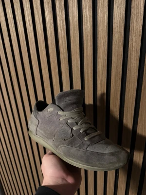 Philippe model skor - Phillipe model skor använda hyfsat många gånger därför är dom så slitna på under sidan. Dom ör storlek 42 men passar även 43. 