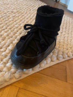 Svarta runda inukkis❣️ - Säljer ett par svarta monboots liknande skor  från inukki som är jätte bra för vintern elelr hösten dom är väldigt runda så de är en annan modell❣️ tyvärr har jag inte kartongen med mig❣️ skriv och diskutera ett rimligt pris! Dom e nästan 1 månad gammal  så dom ser liksom helt nya ut❣️🫶🏽