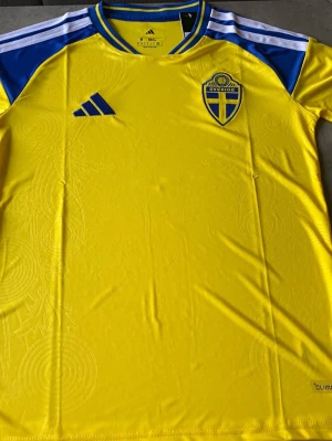 Sverige Hemmatröja 2026 - Sverige Hemmatröja 25/26 Gul                            Storlek M                                                                           Ny oanvänd, taggar är på                                            Lägg ett bud om du känner att priset är för högt