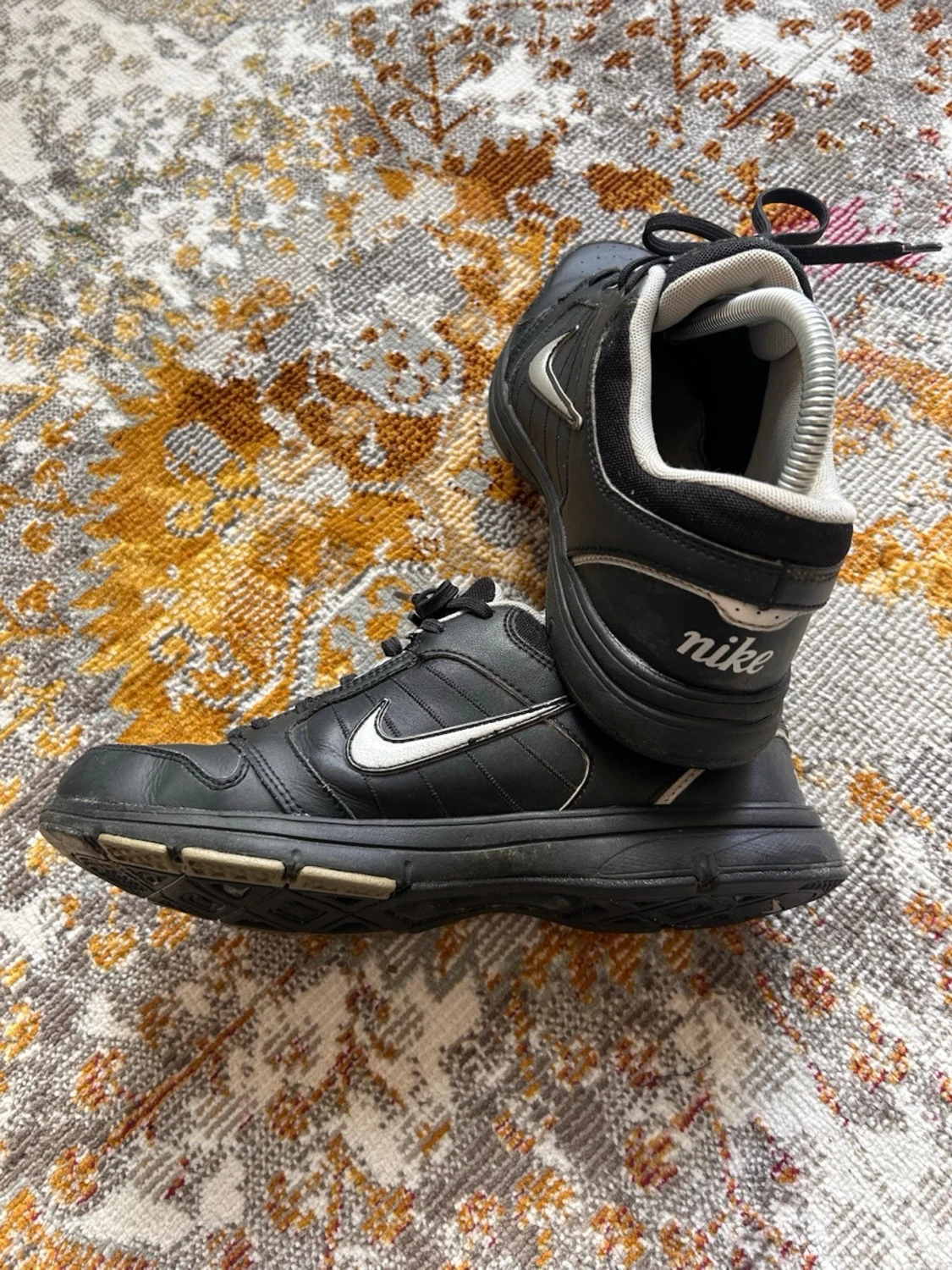 Svarta Nike sneakers med vit swoosh - 1