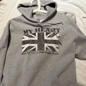 Drakenbergs hoodie - Snygg och tunn hoodie med en schysst design nu inför våren. Använt endast ett par gånger så finns inga fel. Storleken är M. Priset är ej hugget i sten🤗