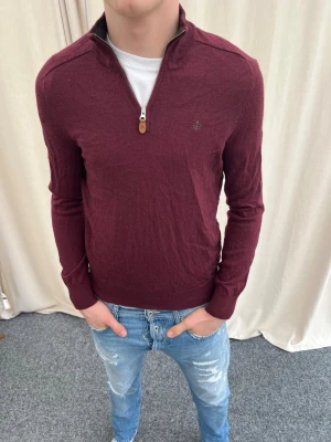 Half zip-tröja från Morris - Riktigt snygg half zip från Morris. Som ny. Strl S, personen på bilden är 183 cm lång 