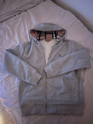 Grå hoodie från Burberry med dragkedja - Grå zip utan snöre. Fint skick