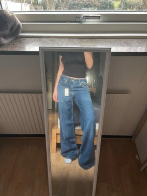 Vida Jeans Mid/Low waist - Säljer dessa skit snygga jeansen från lager 157 då som ni kan se på bilden är alldeles för långa🥹💛 Älska dem så köpte om dem fast i rätt längd. Dessa är Full Length i storlek S, men hade passat M också om man inte gillar dem så loose i midjan! För övrigt är jag 165cm lång💛 