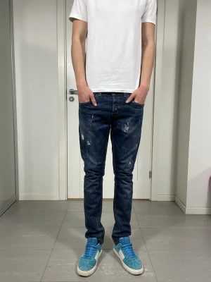 Dondup George Jeans  - Säljer nu dessa Dondup George Jeans med snygga slitningar och färgstänk i populär design, skriv för fler bilder/frågor🙌🏼