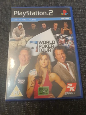 World Poker Tour till PS2 - World Poker Tour är ett poker-spel till PlayStation 2 med blå plastfodral och färgstark omslagsdesign. Perfekt för dig som gillar Texas Hold'em och vill spela med vänner.