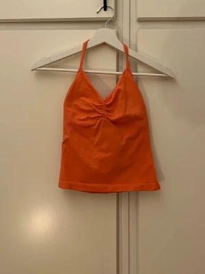 Träningstopp  - Super snygg Träningstopp i storlek S ifrån Gtech. Endast använd ett fåtal gånger därav bra skick. Öppen i ryggen och sitter så bra😍🩷