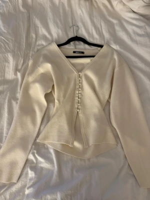 Helt ny kofta från Gina Tricot  - Aldrig använd, storlek XS, säljer en likadan svart, pris 240:- vid frågor kontakta mig 🫶🏽