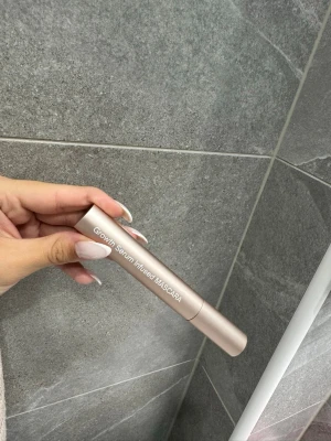 SKINSECRETLAB Growth Serum Mascara - Snygg mascara från SKINSECRETLAB. Den är infuserad med tillväxtserum för fransarna och har en modern, minimalistisk design. Perfekt för dig som vill ha både vård och volym i ett enda steg.  Använd 2 gånger!! 