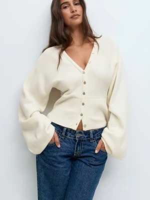 Krämvit kofta med ballongärmar - Snygg krämvit kofta med vida ärmar och v-ringning. Koftan har knappar framtill och är ribbstickad vid midjan för en figurnära passform. Perfekt att matcha med jeans för en avslappnad look. Koftan är helt oanvänd och har prislappen kvar💞