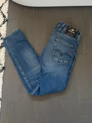 Replay anbass jeans  - Säljer dessa Replay anbass jeans som är i mycket bra skick, storleken på jeansen är 28/30 skriv om ni har några frågor.