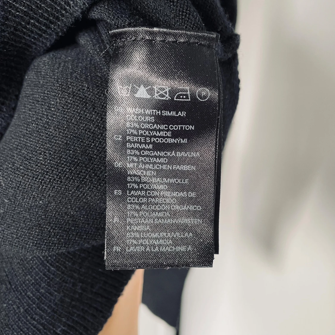 Klassisk svart H&M-kofta i ekologisk bomull, stl M – mjuk och mångsidig - 5