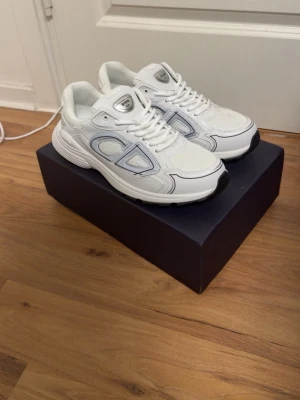 Dior b30 - Säljer mina vita dior b30 för att de inte passar mig, och har bara använt den 1 gång.