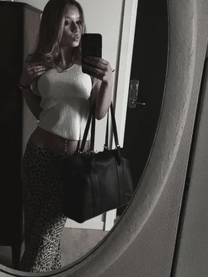 Leopardmönstrad kjol The Black Label - Säljer en snygg leopardmönstrad kjol från The Black Label Collection i beige och svart. Kjolen har en rak passform och är i mjukt material som känns skönt mot huden. Perfekt för dig som vill sticka ut lite extra.