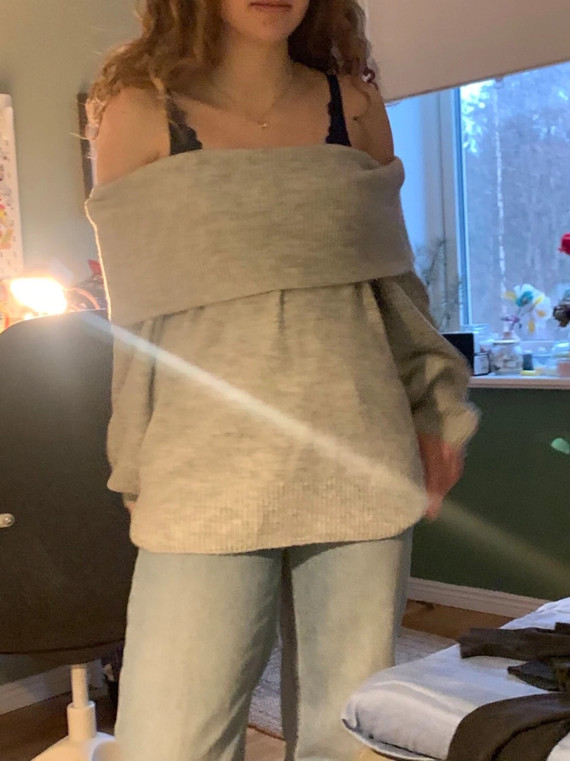 Ljusgrå off shoulder stickad tröja