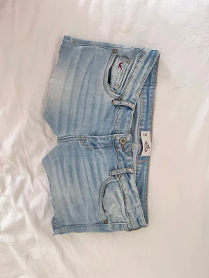 M3 Hollister superlowrise jeansshorts  - FLER LÅGMIJADE SHORTS PÅ MIN PROFIL!!💞Sååå snygga och stretchiga! Midja ca 42 cm+mycket stretch! Storlek uppskattad som S/ mindre M