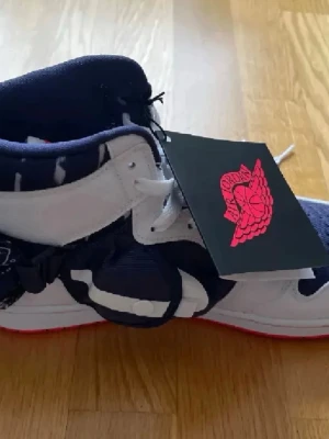 Nya!! Nike Air Jordan Utility Q - Säljer ett par Helt nya Air Jordan Utility Q stl.44. i blått och vitt. Skorna kommer med originalkartong samt en matchande blå påse. Helt nya Air Jordan Utility Q stl.44