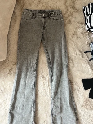 Grå bootcut jeans  - säljer ett par grå bootcut jeans som går att spänna i midjan! super söta, dock har jag rätt många jeans o behöver bli av med dessa. pris pga bild 2! mjuka i materialet och känns verkligen inte som jeans utan är sååå sköna❤️ sänker pris vid snabbt köp!