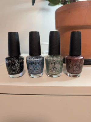 4 OPI nagellack - OPI nagellack. Använda några gånger. Meet me at the star ferry i princip oanvänd. 100 kronor för alla eller 25 för det svarta, 30 för de glittriga i mitten och 35 för det brunrosa.