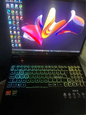 Acer Nitro 16 gaming laptop svart - Säljer min kraftfulla gaming-laptop Acer Nitro 16 AN16-41-R53K i mycket bra skick. Perfekt för gaming, streaming eller tungt arbete.  Datorn klarar moderna spel utan problem tack vare stark processor och RTX 4070-grafikkort.  Specifikationer • Processor: AMD Ryzen 7 7840HS • Grafikkort: NVIDIA GeForce RTX 4070 (8 GB) • RAM: 16 GB DDR5 • Lagring: 1 TB SSD • Skärm: 16” WQXGA (2560×1600) IPS, 165 Hz • Operativsystem: Windows 11 • Stor gaming-skärm i 16:10 format  Perfekt dator för CS2, Fortnite osv