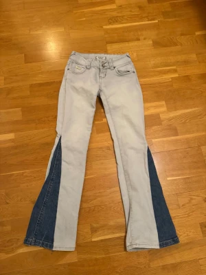 Low waist bootcut jeans - Y2k low waisted bootcut jeans from the early 2000s in size xs/s. They were originally skinny jeans and later sewn to bootcut. One of the button occasionally falls off and hangs a bit loose, but it can be fixed.  Don’t hesitate to ask me any questions and I am open to price negotiations!  