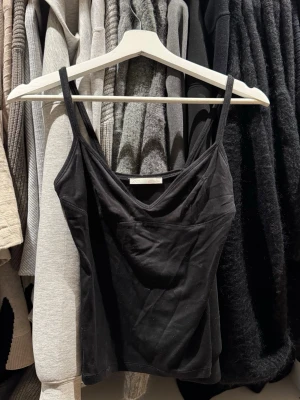 Topp Zara  - Jättefin topp, använd en gång. Banden är omsydda för att de var för långa! 