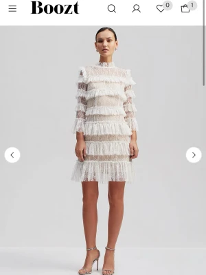 BYTA vit spetsklänning från Malina - Söker någon som vill BYTA denna spetsklänningen i strl S mot XS, kan även byta till klänningen på bild 2!! ❤️❤️