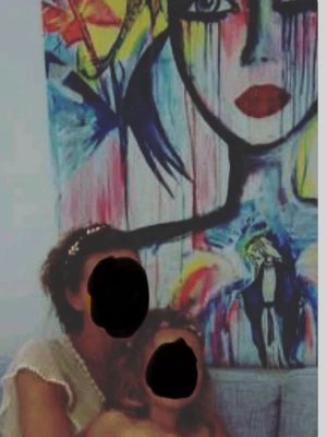 Färgstark tygbonad/filt från Gynning - Säljer en stor tygbonad med handmålat motiv av exotiska fåglar och färgglada blommor. Bonaden har fransar längs kanterna och är gjord av bomull. Färgerna går i blått, rosa, gult och svart, och designen är abstrakt och livlig. Perfekt som väggdekoration eller överkast eller bara som skön filt. Den har en mindre fläck som visas på sista bilden