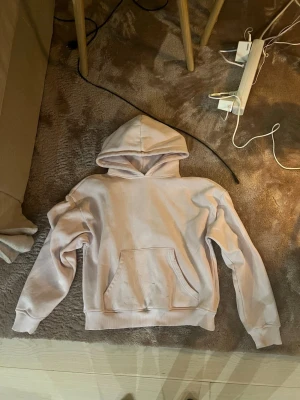 Ljusrosa hoodie från Lager 157 - En babyrosa hoodie med huva och ficka framtill. Den är från Lager 157 och är i storlek XS. Tröjan har svarta fläckar på fickan samt ärmen (se bild) fläckarna går ej bort i tvätten 