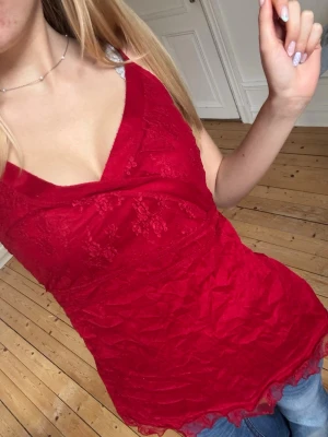 Spetstopp - Snygg rött spetslinne i fint skick från Kappahl. Står storlek L men skulle verkligen säga att den passar mindre storlekar. Jag brukar ha storlek xs och den passar mig, så den kanske är mer som en S typ💕