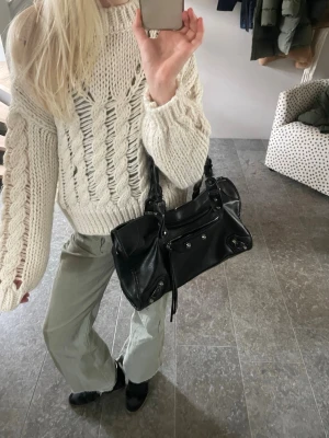 Vit/beige stickad tröja NA-KD - Säljer en vit/beige stickad tröja från NA-KD med grovt hålmönster. Tröjan har breda ärmar och ribbade muddar. Perfekt för dig som gillar oversized och trendig stil.