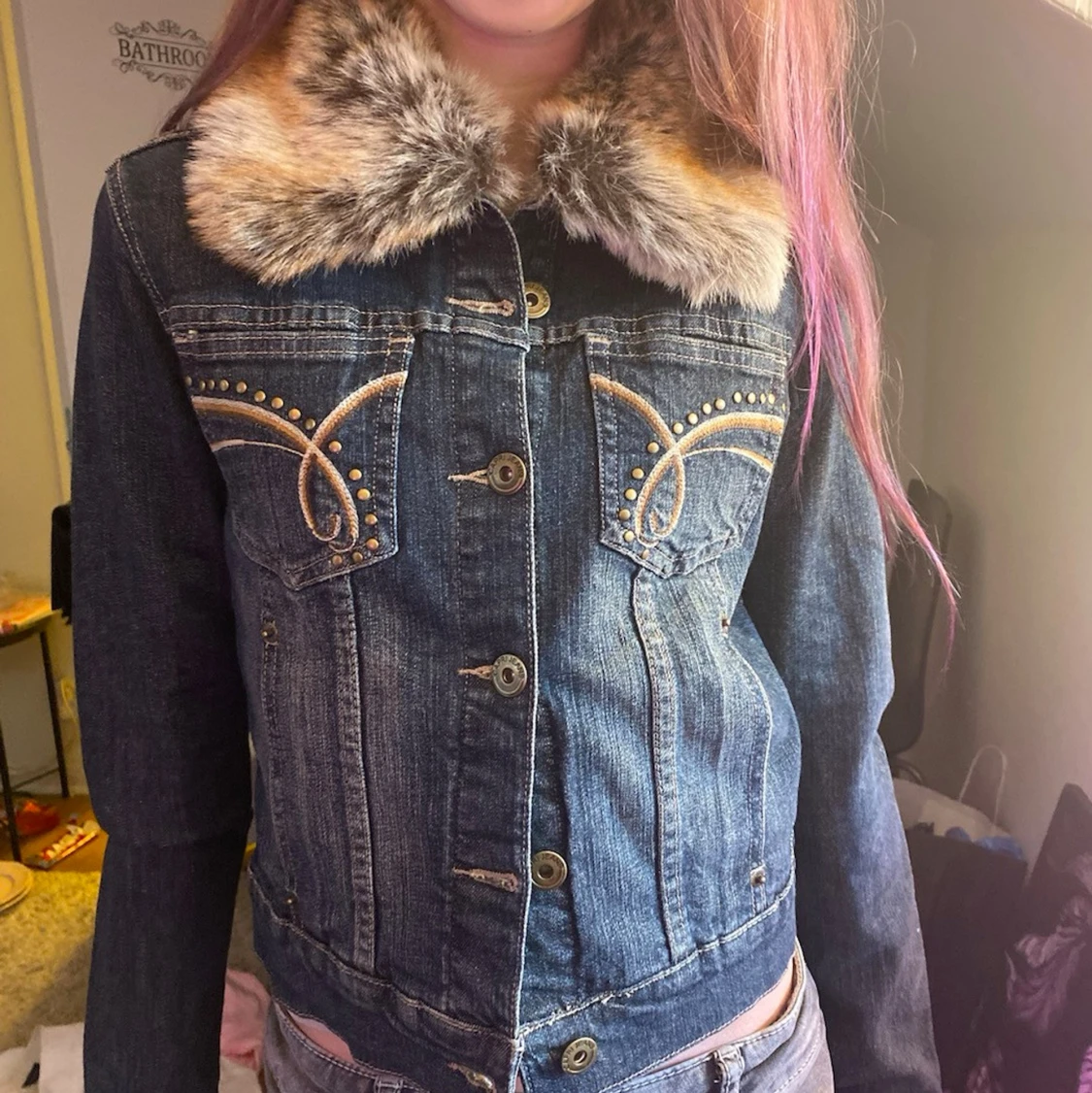 Jeansjacka med fuskpäls och nitar