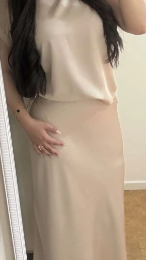 Beige satin set - Snygg beiget satin set, man får med både kjol och blusen. Bara använd 1 gång. Storlek 38 på båda delarna men passa även 36 och 40 skulle jag säga. Det är självklart nytvättat. Hör av er vid mer frågor eller bilder. Köpt från Cinco Ny pris : 1200 kr PRIS KAN DISKUTERAS
