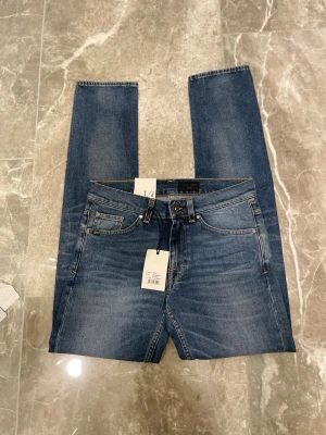 Tiger of sweden - Helt nya jeans ifrån tiger of Sweden med prislappen kvar på. Storleken är w29 L32. Modellen är straw. Passformen är någon stans mellan slimfit och straight. Snygg tvätt