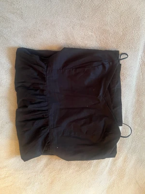 Klänning - Säljer en svart kort sommar klänning från H&M har inte använt alls den trodde jag skulle men gjorde aldrig det ( priset kan diskuteras )// nytt pris 250 kr 🩷