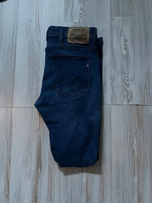 Mörkblå jeans från Replay - Snygga mörkblå jeans från Replay i 32/32 funkar som 30/32. Bra skick . Slimfit.