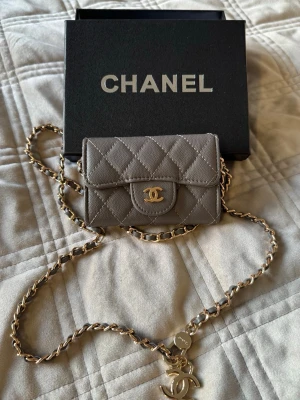 Mini väska - Grå med guld detalj. 