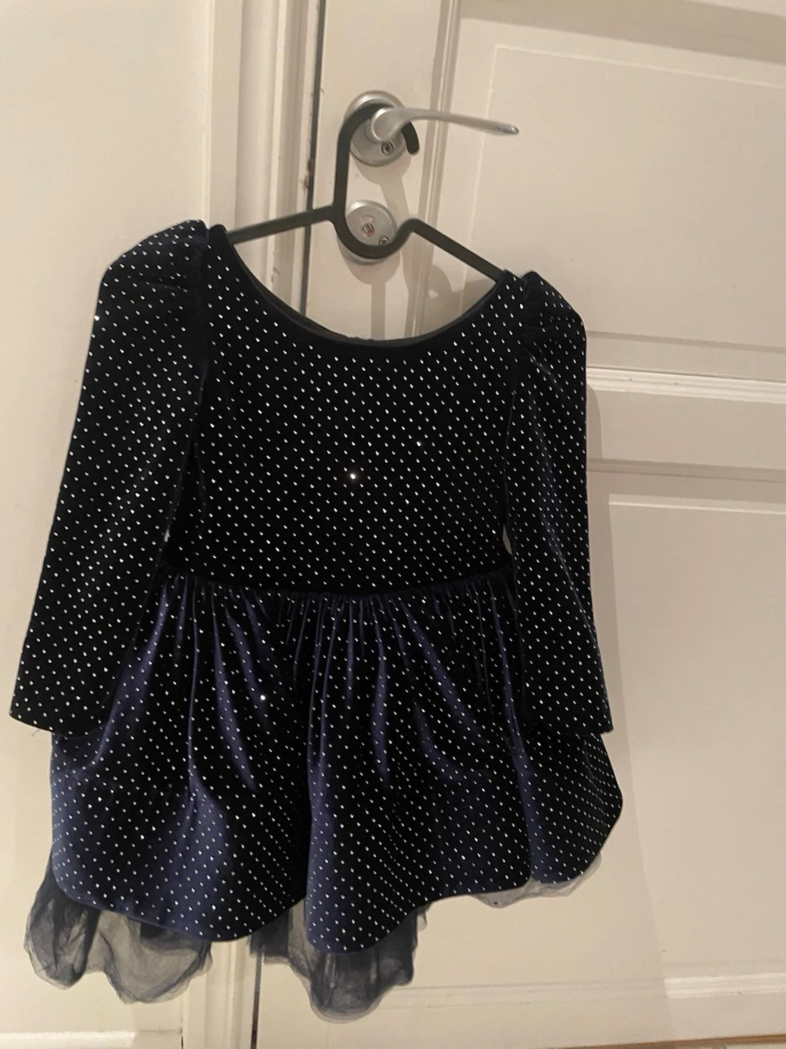 Mörkblå sammetsklänning med rosett