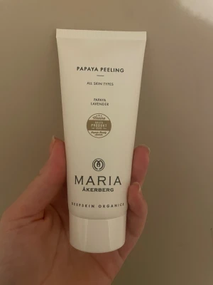 Papaya Peeling från Maria Åkerberg - Papaya Peeling från Maria Åkerberg är en enzympeeling för alla hudtyper med papaya och lavendel. Tuben är vit och rymmer 100 ml. Produkten är ekologisk och passar för djuprengöring av huden. Perfekt för dig som vill ha en fräsch och mjuk hud.