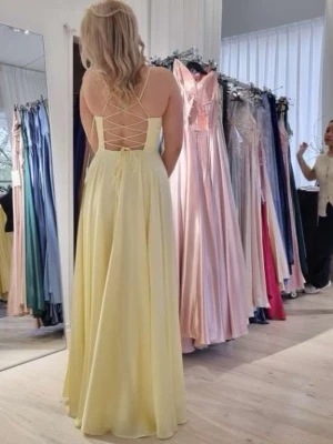 Ljusgul långklänning med snörning - KÖP MIN BALKLÄNNING!! Köpte för 4500 använd en kväll.