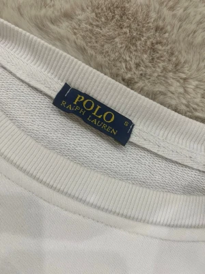 Vit sweatshirt från Polo Ralph Lauren - En fin tröja som inte passar mig längre.