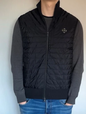 J.Lindeberg väst - Väldigt fint skick, använd fåtal gånger. Storlek L | modellen är 185 cm lång och väger ca 78 kg