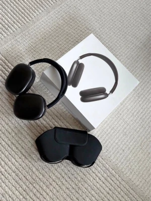 Apple AirPods Max svarta hörlurar - Snygga svarta Apple AirPods Max med over-ear design och mjuka öronkuddar i aluminium och textil. Kommer med originalförpackning och smart case. Perfekta för musik, gaming eller videos med grym ljudkvalitet och stilren look.