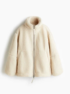 Beige teddyjacka med dragkedja -  beige teddyjacka i fluffigt material med hög krage och två stora framfickor. Jackan har en rak passform och stängs med dragkedja framtill💕