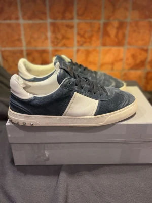 Valentino flycrew - Tja! Jag säljer nu mina tvär feta valentino flycrew i navy mocka. Storlek 43 i väldigt fint skick för dessa sällsynta skor. Väldigt bra omhändertagna, fint skick på mockan, endast två nitar saknas på vänster sko och övrigt bra skick! Skriv vid minsta lilla fundering! Priset är ej hugget i sten. 😁🙌