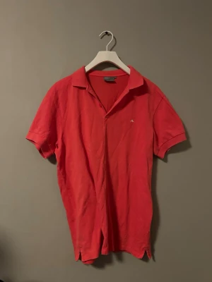 J.Lindeberg piké rosa M – fint skick - Snygg rosa piké från J.Lindeberg.  Storlek: M Skick: bra  Perfekt till golf eller sommar.  Kan skickas eller hämtas i Göteborg 