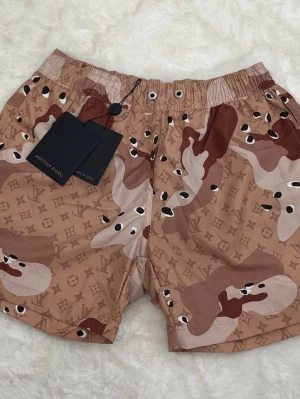 Louis Vuitton shorts -  shorts från Louis Vuitton i beige.